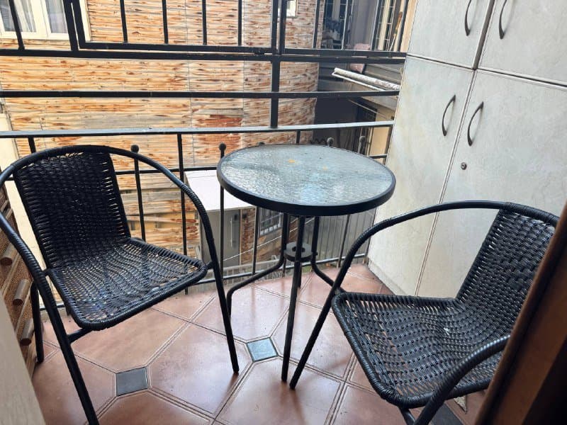 Набор мебели для балкона из стеклянного столика и двух стульев