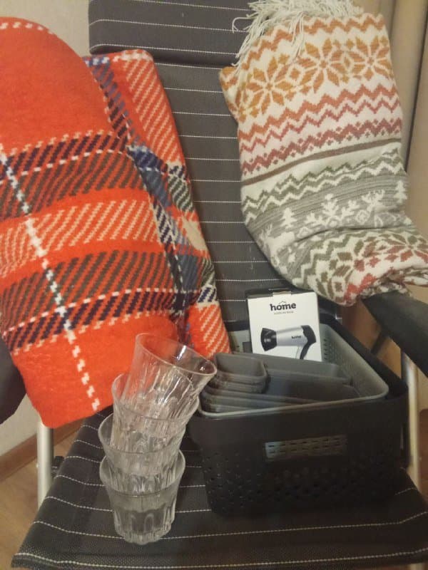 Набор контейнеров, дорожный фен, пледы, набор стаканов