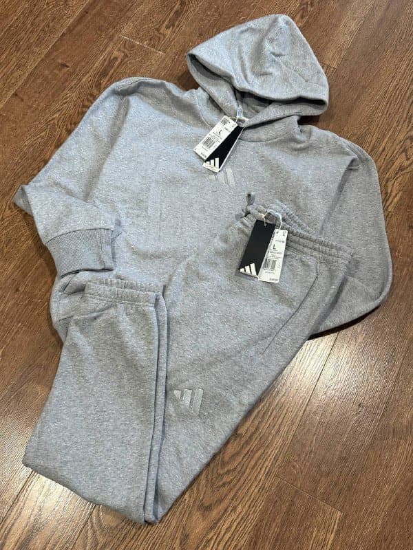 ΠΡΠΆΡΠΊΠΎΠΉ ΠΊΠΎΡΡΡΠΌ Π½Π° ΡΠ»ΠΈΡΠ΅ Adidas