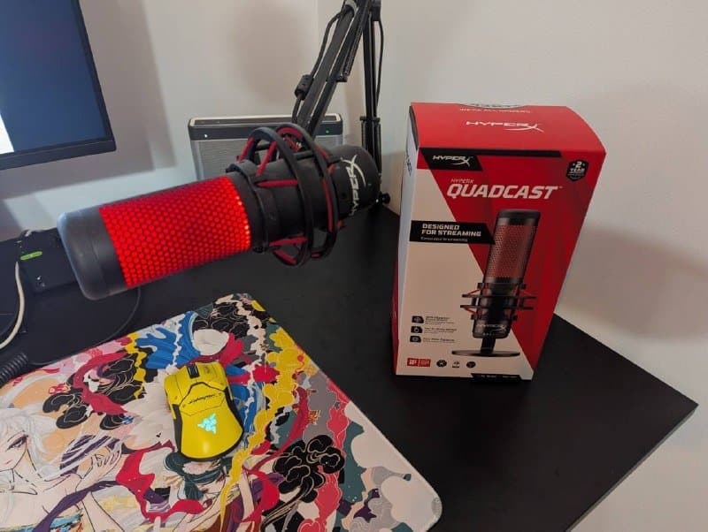 ΠΠΈΠΊΡΠΎΡΠΎΠ½ HyperX QuadCast Ρ Π΄Π΅ΡΠΆΠ°ΡΠ΅Π»Π΅ΠΌ