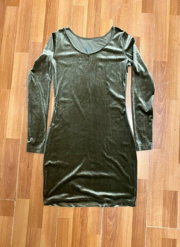 Платье Befree бархатное серебристо-зеленоватое размер S