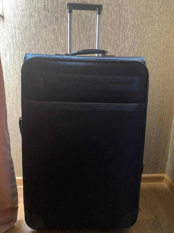 Большой чемодан на колесах