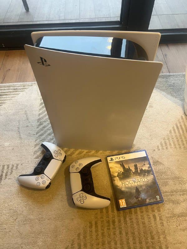 PS5, Π΄Π²Π° Π΄ΠΆΠΎΠΉΡΡΠΈΠΊΠ°, ΠΈΠ³ΡΠ° Hogwarts Legacy