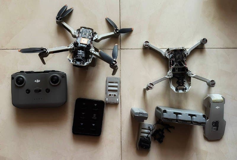 DJI Mini 2 და DJI Mini 1 ნაწილებად, დაზიანებული ბატარეებით და აქსესუარებით
