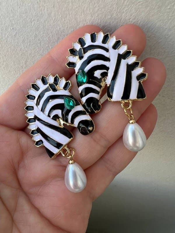 Зебровые серьги с эмалью и жемчужинами