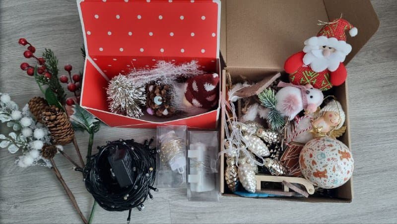 Набор ёлочных игрушек и гирлянд